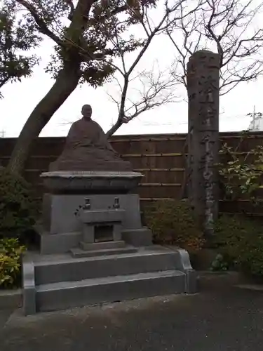 燈明寺の像