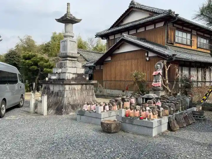 地蔵院の{uncategorized: "未分類", other: "その他", undefined: "問題あり", building: "その他建物", grave: "お墓", sacred_gate: "鳥居", guardian: "狛犬", statue: "像", buddha: "仏像", history: "歴史", nature: "自然", garden: "庭園", animal: "動物", pagoda: "塔", temizu: "手水舎", mountain_gate: "山門・神門", sanctuary: "本殿・本堂", subordinate: "末社・摂社", art: "芸術", scenery: "景色", jizo: "地蔵", ema: "絵馬", goshuin: "御朱印", omikuji: "おみくじ", items: "授与品その他", amulet: "お守り", goshuincho: "御朱印帳", eats: "食事", festival: "お祭り", votive_dance: "神楽", shichigosan: "七五三参", wedding: "結婚式", experience: "体験その他", initially: "初詣", around: "周辺", anti_infection: "感染症対策"}