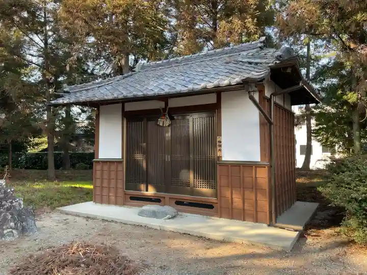満賀里神社の{uncategorized: "未分類", other: "その他", undefined: "問題あり", building: "その他建物", grave: "お墓", sacred_gate: "鳥居", guardian: "狛犬", statue: "像", buddha: "仏像", history: "歴史", nature: "自然", garden: "庭園", animal: "動物", pagoda: "塔", temizu: "手水舎", mountain_gate: "山門・神門", sanctuary: "本殿・本堂", subordinate: "末社・摂社", art: "芸術", scenery: "景色", jizo: "地蔵", ema: "絵馬", goshuin: "御朱印", omikuji: "おみくじ", items: "授与品その他", amulet: "お守り", goshuincho: "御朱印帳", eats: "食事", festival: "お祭り", votive_dance: "神楽", shichigosan: "七五三参", wedding: "結婚式", experience: "体験その他", initially: "初詣", around: "周辺", anti_infection: "感染症対策"}