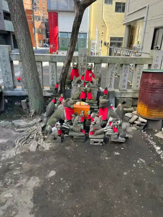 笠間稲荷神社 東京別社の{uncategorized: "未分類", other: "その他", undefined: "問題あり", building: "その他建物", grave: "お墓", sacred_gate: "鳥居", guardian: "狛犬", statue: "像", buddha: "仏像", history: "歴史", nature: "自然", garden: "庭園", animal: "動物", pagoda: "塔", temizu: "手水舎", mountain_gate: "山門・神門", sanctuary: "本殿・本堂", subordinate: "末社・摂社", art: "芸術", scenery: "景色", jizo: "地蔵", ema: "絵馬", goshuin: "御朱印", omikuji: "おみくじ", items: "授与品その他", amulet: "お守り", goshuincho: "御朱印帳", eats: "食事", festival: "お祭り", votive_dance: "神楽", shichigosan: "七五三参", wedding: "結婚式", experience: "体験その他", initially: "初詣", around: "周辺", anti_infection: "感染症対策"}