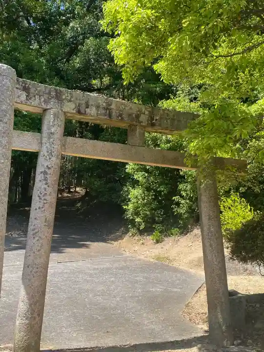 真止戸山神社の{uncategorized: "未分類", other: "その他", undefined: "問題あり", building: "その他建物", grave: "お墓", sacred_gate: "鳥居", guardian: "狛犬", statue: "像", buddha: "仏像", history: "歴史", nature: "自然", garden: "庭園", animal: "動物", pagoda: "塔", temizu: "手水舎", mountain_gate: "山門・神門", sanctuary: "本殿・本堂", subordinate: "末社・摂社", art: "芸術", scenery: "景色", jizo: "地蔵", ema: "絵馬", goshuin: "御朱印", omikuji: "おみくじ", items: "授与品その他", amulet: "お守り", goshuincho: "御朱印帳", eats: "食事", festival: "お祭り", votive_dance: "神楽", shichigosan: "七五三参", wedding: "結婚式", experience: "体験その他", initially: "初詣", around: "周辺", anti_infection: "感染症対策"}