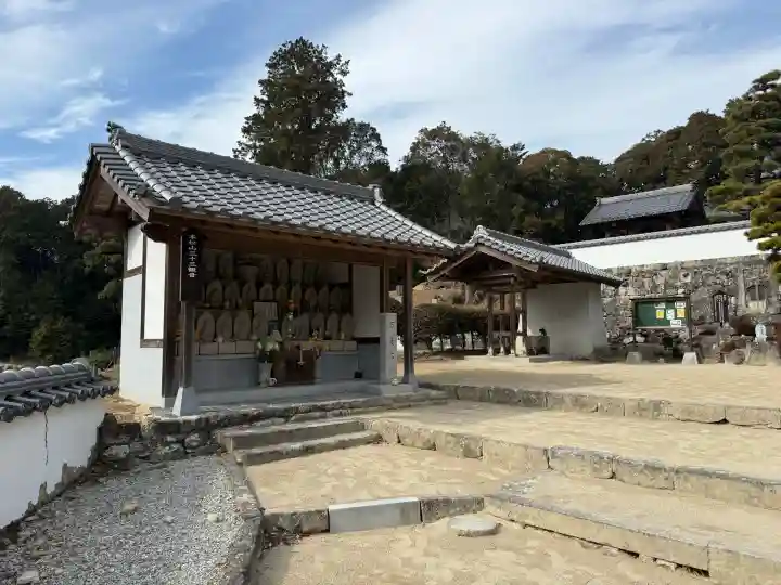 高月院の{uncategorized: "未分類", other: "その他", undefined: "問題あり", building: "その他建物", grave: "お墓", sacred_gate: "鳥居", guardian: "狛犬", statue: "像", buddha: "仏像", history: "歴史", nature: "自然", garden: "庭園", animal: "動物", pagoda: "塔", temizu: "手水舎", mountain_gate: "山門・神門", sanctuary: "本殿・本堂", subordinate: "末社・摂社", art: "芸術", scenery: "景色", jizo: "地蔵", ema: "絵馬", goshuin: "御朱印", omikuji: "おみくじ", items: "授与品その他", amulet: "お守り", goshuincho: "御朱印帳", eats: "食事", festival: "お祭り", votive_dance: "神楽", shichigosan: "七五三参", wedding: "結婚式", experience: "体験その他", initially: "初詣", around: "周辺", anti_infection: "感染症対策"}