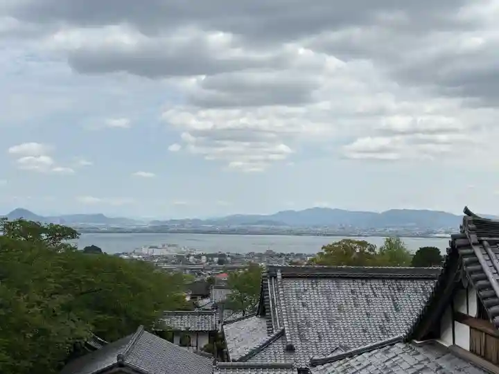 西教寺の{uncategorized: "未分類", other: "その他", undefined: "問題あり", building: "その他建物", grave: "お墓", sacred_gate: "鳥居", guardian: "狛犬", statue: "像", buddha: "仏像", history: "歴史", nature: "自然", garden: "庭園", animal: "動物", pagoda: "塔", temizu: "手水舎", mountain_gate: "山門・神門", sanctuary: "本殿・本堂", subordinate: "末社・摂社", art: "芸術", scenery: "景色", jizo: "地蔵", ema: "絵馬", goshuin: "御朱印", omikuji: "おみくじ", items: "授与品その他", amulet: "お守り", goshuincho: "御朱印帳", eats: "食事", festival: "お祭り", votive_dance: "神楽", shichigosan: "七五三参", wedding: "結婚式", experience: "体験その他", initially: "初詣", around: "周辺", anti_infection: "感染症対策"}