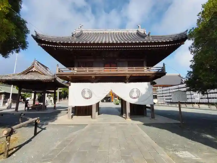 豊川閣 妙厳寺の山門・神門