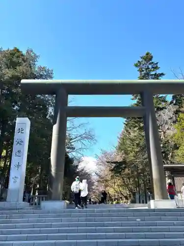 北海道神宮の{uncategorized: "未分類", other: "その他", undefined: "問題あり", building: "その他建物", grave: "お墓", sacred_gate: "鳥居", guardian: "狛犬", statue: "像", buddha: "仏像", history: "歴史", nature: "自然", garden: "庭園", animal: "動物", pagoda: "塔", temizu: "手水舎", mountain_gate: "山門・神門", sanctuary: "本殿・本堂", subordinate: "末社・摂社", art: "芸術", scenery: "景色", jizo: "地蔵", ema: "絵馬", goshuin: "御朱印", omikuji: "おみくじ", items: "授与品その他", amulet: "お守り", goshuincho: "御朱印帳", eats: "食事", festival: "お祭り", votive_dance: "神楽", shichigosan: "七五三参", wedding: "結婚式", experience: "体験その他", initially: "初詣", around: "周辺", anti_infection: "感染症対策"}