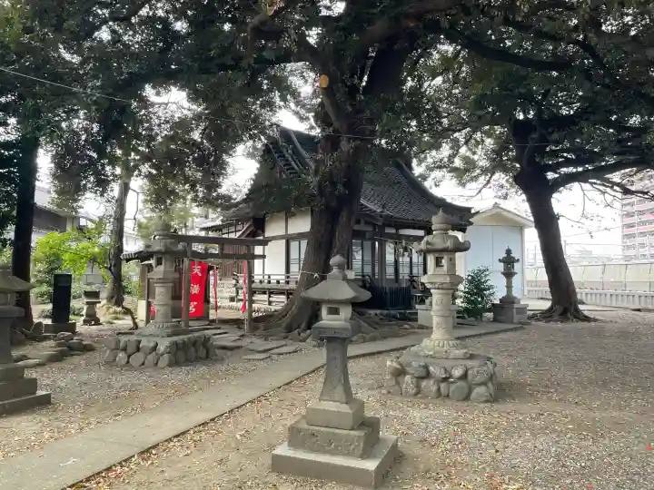 諏訪大神社 の{uncategorized: "未分類", other: "その他", undefined: "問題あり", building: "その他建物", grave: "お墓", sacred_gate: "鳥居", guardian: "狛犬", statue: "像", buddha: "仏像", history: "歴史", nature: "自然", garden: "庭園", animal: "動物", pagoda: "塔", temizu: "手水舎", mountain_gate: "山門・神門", sanctuary: "本殿・本堂", subordinate: "末社・摂社", art: "芸術", scenery: "景色", jizo: "地蔵", ema: "絵馬", goshuin: "御朱印", omikuji: "おみくじ", items: "授与品その他", amulet: "お守り", goshuincho: "御朱印帳", eats: "食事", festival: "お祭り", votive_dance: "神楽", shichigosan: "七五三参", wedding: "結婚式", experience: "体験その他", initially: "初詣", around: "周辺", anti_infection: "感染症対策"}