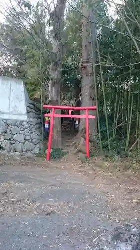 稲荷大明神の鳥居