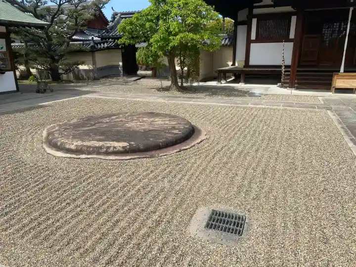 道明寺の{uncategorized: "未分類", other: "その他", undefined: "問題あり", building: "その他建物", grave: "お墓", sacred_gate: "鳥居", guardian: "狛犬", statue: "像", buddha: "仏像", history: "歴史", nature: "自然", garden: "庭園", animal: "動物", pagoda: "塔", temizu: "手水舎", mountain_gate: "山門・神門", sanctuary: "本殿・本堂", subordinate: "末社・摂社", art: "芸術", scenery: "景色", jizo: "地蔵", ema: "絵馬", goshuin: "御朱印", omikuji: "おみくじ", items: "授与品その他", amulet: "お守り", goshuincho: "御朱印帳", eats: "食事", festival: "お祭り", votive_dance: "神楽", shichigosan: "七五三参", wedding: "結婚式", experience: "体験その他", initially: "初詣", around: "周辺", anti_infection: "感染症対策"}