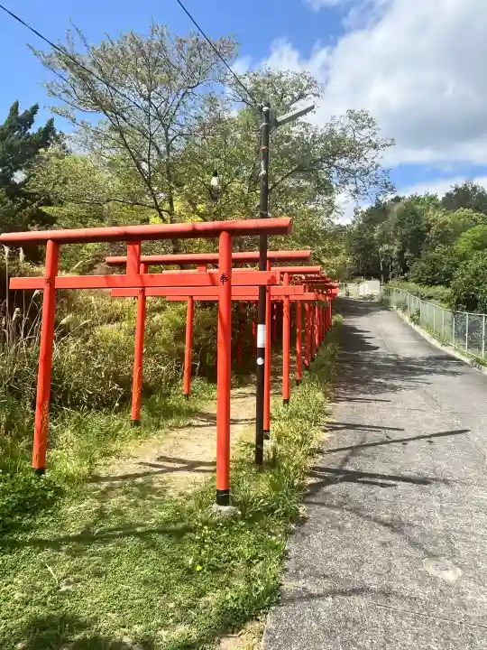丸高稲荷神社の{uncategorized: "未分類", other: "その他", undefined: "問題あり", building: "その他建物", grave: "お墓", sacred_gate: "鳥居", guardian: "狛犬", statue: "像", buddha: "仏像", history: "歴史", nature: "自然", garden: "庭園", animal: "動物", pagoda: "塔", temizu: "手水舎", mountain_gate: "山門・神門", sanctuary: "本殿・本堂", subordinate: "末社・摂社", art: "芸術", scenery: "景色", jizo: "地蔵", ema: "絵馬", goshuin: "御朱印", omikuji: "おみくじ", items: "授与品その他", amulet: "お守り", goshuincho: "御朱印帳", eats: "食事", festival: "お祭り", votive_dance: "神楽", shichigosan: "七五三参", wedding: "結婚式", experience: "体験その他", initially: "初詣", around: "周辺", anti_infection: "感染症対策"}