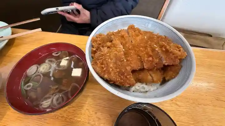 三峯神社の{uncategorized: "未分類", other: "その他", undefined: "問題あり", building: "その他建物", grave: "お墓", sacred_gate: "鳥居", guardian: "狛犬", statue: "像", buddha: "仏像", history: "歴史", nature: "自然", garden: "庭園", animal: "動物", pagoda: "塔", temizu: "手水舎", mountain_gate: "山門・神門", sanctuary: "本殿・本堂", subordinate: "末社・摂社", art: "芸術", scenery: "景色", jizo: "地蔵", ema: "絵馬", goshuin: "御朱印", omikuji: "おみくじ", items: "授与品その他", amulet: "お守り", goshuincho: "御朱印帳", eats: "食事", festival: "お祭り", votive_dance: "神楽", shichigosan: "七五三参", wedding: "結婚式", experience: "体験その他", initially: "初詣", around: "周辺", anti_infection: "感染症対策"}
