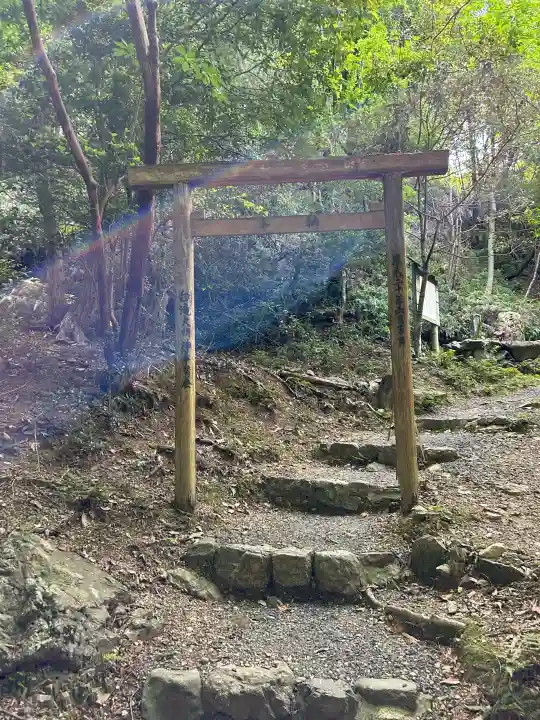 白滝大明神の{uncategorized: "未分類", other: "その他", undefined: "問題あり", building: "その他建物", grave: "お墓", sacred_gate: "鳥居", guardian: "狛犬", statue: "像", buddha: "仏像", history: "歴史", nature: "自然", garden: "庭園", animal: "動物", pagoda: "塔", temizu: "手水舎", mountain_gate: "山門・神門", sanctuary: "本殿・本堂", subordinate: "末社・摂社", art: "芸術", scenery: "景色", jizo: "地蔵", ema: "絵馬", goshuin: "御朱印", omikuji: "おみくじ", items: "授与品その他", amulet: "お守り", goshuincho: "御朱印帳", eats: "食事", festival: "お祭り", votive_dance: "神楽", shichigosan: "七五三参", wedding: "結婚式", experience: "体験その他", initially: "初詣", around: "周辺", anti_infection: "感染症対策"}