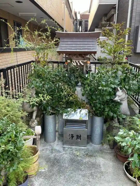 稲荷神社(鶴見区仲通)の{uncategorized: "未分類", other: "その他", undefined: "問題あり", building: "その他建物", grave: "お墓", sacred_gate: "鳥居", guardian: "狛犬", statue: "像", buddha: "仏像", history: "歴史", nature: "自然", garden: "庭園", animal: "動物", pagoda: "塔", temizu: "手水舎", mountain_gate: "山門・神門", sanctuary: "本殿・本堂", subordinate: "末社・摂社", art: "芸術", scenery: "景色", jizo: "地蔵", ema: "絵馬", goshuin: "御朱印", omikuji: "おみくじ", items: "授与品その他", amulet: "お守り", goshuincho: "御朱印帳", eats: "食事", festival: "お祭り", votive_dance: "神楽", shichigosan: "七五三参", wedding: "結婚式", experience: "体験その他", initially: "初詣", around: "周辺", anti_infection: "感染症対策"}