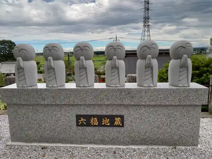 埼玉厄除け開運大師・龍泉寺(切り絵御朱印発祥の寺)の地蔵
