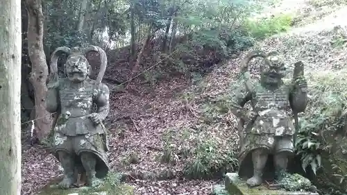 白鬚田原神社の像