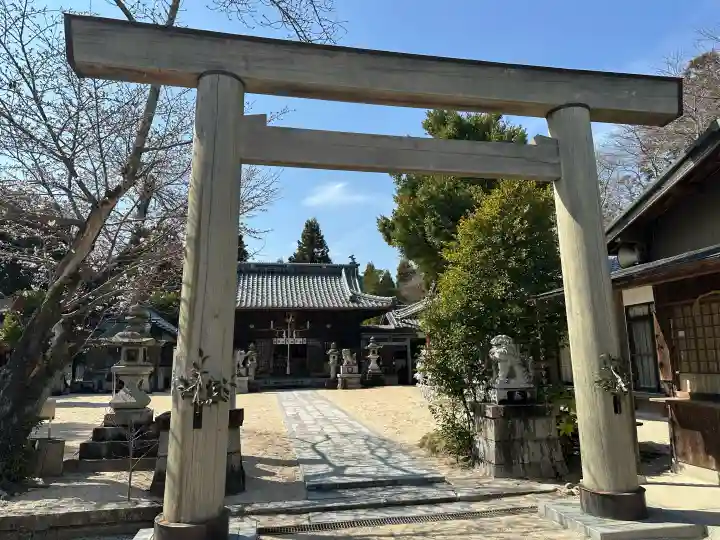 殖栗神社の{uncategorized: "未分類", other: "その他", undefined: "問題あり", building: "その他建物", grave: "お墓", sacred_gate: "鳥居", guardian: "狛犬", statue: "像", buddha: "仏像", history: "歴史", nature: "自然", garden: "庭園", animal: "動物", pagoda: "塔", temizu: "手水舎", mountain_gate: "山門・神門", sanctuary: "本殿・本堂", subordinate: "末社・摂社", art: "芸術", scenery: "景色", jizo: "地蔵", ema: "絵馬", goshuin: "御朱印", omikuji: "おみくじ", items: "授与品その他", amulet: "お守り", goshuincho: "御朱印帳", eats: "食事", festival: "お祭り", votive_dance: "神楽", shichigosan: "七五三参", wedding: "結婚式", experience: "体験その他", initially: "初詣", around: "周辺", anti_infection: "感染症対策"}