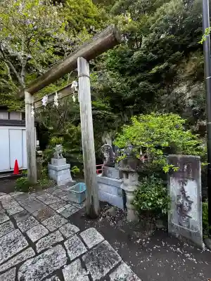 銭洗弁財天宇賀福神社の{uncategorized: "未分類", other: "その他", undefined: "問題あり", building: "その他建物", grave: "お墓", sacred_gate: "鳥居", guardian: "狛犬", statue: "像", buddha: "仏像", history: "歴史", nature: "自然", garden: "庭園", animal: "動物", pagoda: "塔", temizu: "手水舎", mountain_gate: "山門・神門", sanctuary: "本殿・本堂", subordinate: "末社・摂社", art: "芸術", scenery: "景色", jizo: "地蔵", ema: "絵馬", goshuin: "御朱印", omikuji: "おみくじ", items: "授与品その他", amulet: "お守り", goshuincho: "御朱印帳", eats: "食事", festival: "お祭り", votive_dance: "神楽", shichigosan: "七五三参", wedding: "結婚式", experience: "体験その他", initially: "初詣", around: "周辺", anti_infection: "感染症対策"}