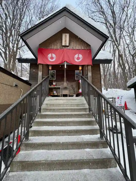 清田稲荷神社の{uncategorized: "未分類", other: "その他", undefined: "問題あり", building: "その他建物", grave: "お墓", sacred_gate: "鳥居", guardian: "狛犬", statue: "像", buddha: "仏像", history: "歴史", nature: "自然", garden: "庭園", animal: "動物", pagoda: "塔", temizu: "手水舎", mountain_gate: "山門・神門", sanctuary: "本殿・本堂", subordinate: "末社・摂社", art: "芸術", scenery: "景色", jizo: "地蔵", ema: "絵馬", goshuin: "御朱印", omikuji: "おみくじ", items: "授与品その他", amulet: "お守り", goshuincho: "御朱印帳", eats: "食事", festival: "お祭り", votive_dance: "神楽", shichigosan: "七五三参", wedding: "結婚式", experience: "体験その他", initially: "初詣", around: "周辺", anti_infection: "感染症対策"}