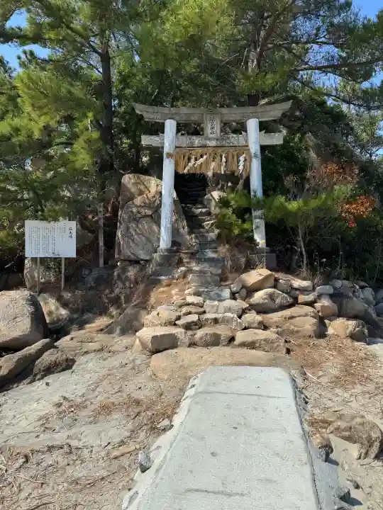 箱島神社の{uncategorized: "未分類", other: "その他", undefined: "問題あり", building: "その他建物", grave: "お墓", sacred_gate: "鳥居", guardian: "狛犬", statue: "像", buddha: "仏像", history: "歴史", nature: "自然", garden: "庭園", animal: "動物", pagoda: "塔", temizu: "手水舎", mountain_gate: "山門・神門", sanctuary: "本殿・本堂", subordinate: "末社・摂社", art: "芸術", scenery: "景色", jizo: "地蔵", ema: "絵馬", goshuin: "御朱印", omikuji: "おみくじ", items: "授与品その他", amulet: "お守り", goshuincho: "御朱印帳", eats: "食事", festival: "お祭り", votive_dance: "神楽", shichigosan: "七五三参", wedding: "結婚式", experience: "体験その他", initially: "初詣", around: "周辺", anti_infection: "感染症対策"}