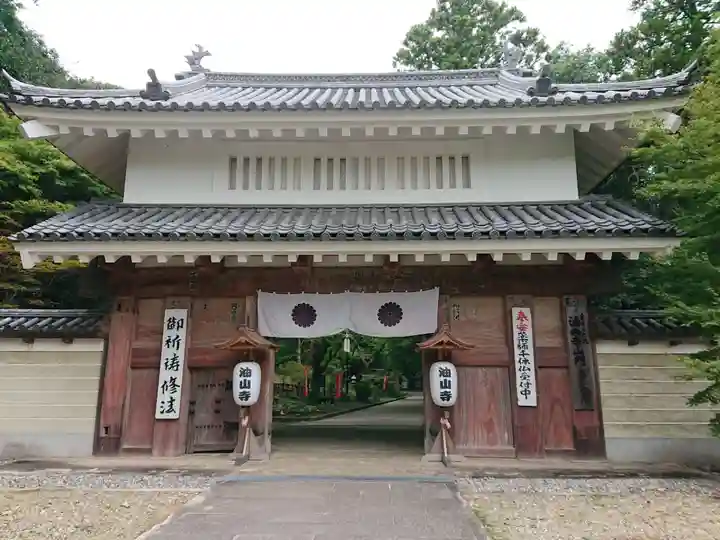 目の霊山 油山寺の山門・神門