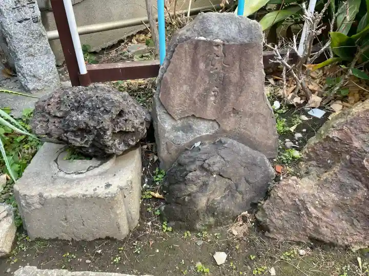 三峯神社の{uncategorized: "未分類", other: "その他", undefined: "問題あり", building: "その他建物", grave: "お墓", sacred_gate: "鳥居", guardian: "狛犬", statue: "像", buddha: "仏像", history: "歴史", nature: "自然", garden: "庭園", animal: "動物", pagoda: "塔", temizu: "手水舎", mountain_gate: "山門・神門", sanctuary: "本殿・本堂", subordinate: "末社・摂社", art: "芸術", scenery: "景色", jizo: "地蔵", ema: "絵馬", goshuin: "御朱印", omikuji: "おみくじ", items: "授与品その他", amulet: "お守り", goshuincho: "御朱印帳", eats: "食事", festival: "お祭り", votive_dance: "神楽", shichigosan: "七五三参", wedding: "結婚式", experience: "体験その他", initially: "初詣", around: "周辺", anti_infection: "感染症対策"}