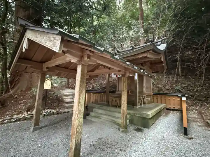 丹生川上神社(中社)の{uncategorized: "未分類", other: "その他", undefined: "問題あり", building: "その他建物", grave: "お墓", sacred_gate: "鳥居", guardian: "狛犬", statue: "像", buddha: "仏像", history: "歴史", nature: "自然", garden: "庭園", animal: "動物", pagoda: "塔", temizu: "手水舎", mountain_gate: "山門・神門", sanctuary: "本殿・本堂", subordinate: "末社・摂社", art: "芸術", scenery: "景色", jizo: "地蔵", ema: "絵馬", goshuin: "御朱印", omikuji: "おみくじ", items: "授与品その他", amulet: "お守り", goshuincho: "御朱印帳", eats: "食事", festival: "お祭り", votive_dance: "神楽", shichigosan: "七五三参", wedding: "結婚式", experience: "体験その他", initially: "初詣", around: "周辺", anti_infection: "感染症対策"}
