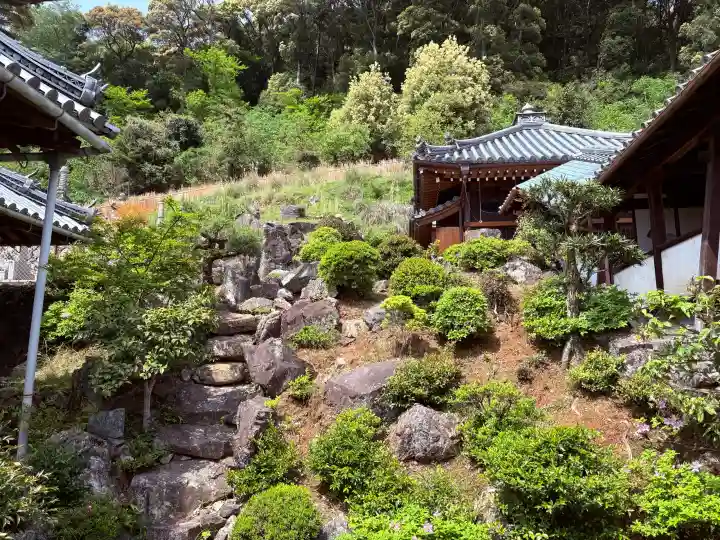 興聖寺(興聖寶林禅寺)の{uncategorized: "未分類", other: "その他", undefined: "問題あり", building: "その他建物", grave: "お墓", sacred_gate: "鳥居", guardian: "狛犬", statue: "像", buddha: "仏像", history: "歴史", nature: "自然", garden: "庭園", animal: "動物", pagoda: "塔", temizu: "手水舎", mountain_gate: "山門・神門", sanctuary: "本殿・本堂", subordinate: "末社・摂社", art: "芸術", scenery: "景色", jizo: "地蔵", ema: "絵馬", goshuin: "御朱印", omikuji: "おみくじ", items: "授与品その他", amulet: "お守り", goshuincho: "御朱印帳", eats: "食事", festival: "お祭り", votive_dance: "神楽", shichigosan: "七五三参", wedding: "結婚式", experience: "体験その他", initially: "初詣", around: "周辺", anti_infection: "感染症対策"}