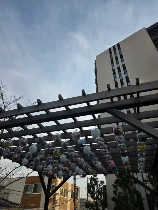 駒込妙義神社の{uncategorized: "未分類", other: "その他", undefined: "問題あり", building: "その他建物", grave: "お墓", sacred_gate: "鳥居", guardian: "狛犬", statue: "像", buddha: "仏像", history: "歴史", nature: "自然", garden: "庭園", animal: "動物", pagoda: "塔", temizu: "手水舎", mountain_gate: "山門・神門", sanctuary: "本殿・本堂", subordinate: "末社・摂社", art: "芸術", scenery: "景色", jizo: "地蔵", ema: "絵馬", goshuin: "御朱印", omikuji: "おみくじ", items: "授与品その他", amulet: "お守り", goshuincho: "御朱印帳", eats: "食事", festival: "お祭り", votive_dance: "神楽", shichigosan: "七五三参", wedding: "結婚式", experience: "体験その他", initially: "初詣", around: "周辺", anti_infection: "感染症対策"}