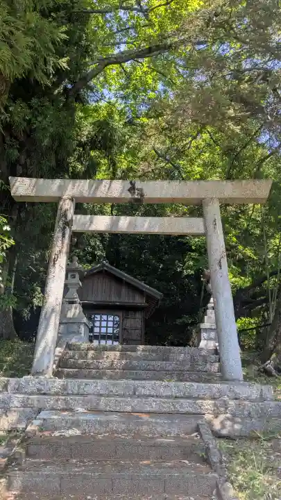 黒木神社の{uncategorized: "未分類", other: "その他", undefined: "問題あり", building: "その他建物", grave: "お墓", sacred_gate: "鳥居", guardian: "狛犬", statue: "像", buddha: "仏像", history: "歴史", nature: "自然", garden: "庭園", animal: "動物", pagoda: "塔", temizu: "手水舎", mountain_gate: "山門・神門", sanctuary: "本殿・本堂", subordinate: "末社・摂社", art: "芸術", scenery: "景色", jizo: "地蔵", ema: "絵馬", goshuin: "御朱印", omikuji: "おみくじ", items: "授与品その他", amulet: "お守り", goshuincho: "御朱印帳", eats: "食事", festival: "お祭り", votive_dance: "神楽", shichigosan: "七五三参", wedding: "結婚式", experience: "体験その他", initially: "初詣", around: "周辺", anti_infection: "感染症対策"}