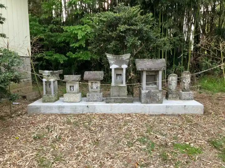 下反町町高尾神社の{uncategorized: "未分類", other: "その他", undefined: "問題あり", building: "その他建物", grave: "お墓", sacred_gate: "鳥居", guardian: "狛犬", statue: "像", buddha: "仏像", history: "歴史", nature: "自然", garden: "庭園", animal: "動物", pagoda: "塔", temizu: "手水舎", mountain_gate: "山門・神門", sanctuary: "本殿・本堂", subordinate: "末社・摂社", art: "芸術", scenery: "景色", jizo: "地蔵", ema: "絵馬", goshuin: "御朱印", omikuji: "おみくじ", items: "授与品その他", amulet: "お守り", goshuincho: "御朱印帳", eats: "食事", festival: "お祭り", votive_dance: "神楽", shichigosan: "七五三参", wedding: "結婚式", experience: "体験その他", initially: "初詣", around: "周辺", anti_infection: "感染症対策"}