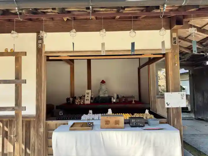 如意輪寺の{uncategorized: "未分類", other: "その他", undefined: "問題あり", building: "その他建物", grave: "お墓", sacred_gate: "鳥居", guardian: "狛犬", statue: "像", buddha: "仏像", history: "歴史", nature: "自然", garden: "庭園", animal: "動物", pagoda: "塔", temizu: "手水舎", mountain_gate: "山門・神門", sanctuary: "本殿・本堂", subordinate: "末社・摂社", art: "芸術", scenery: "景色", jizo: "地蔵", ema: "絵馬", goshuin: "御朱印", omikuji: "おみくじ", items: "授与品その他", amulet: "お守り", goshuincho: "御朱印帳", eats: "食事", festival: "お祭り", votive_dance: "神楽", shichigosan: "七五三参", wedding: "結婚式", experience: "体験その他", initially: "初詣", around: "周辺", anti_infection: "感染症対策"}