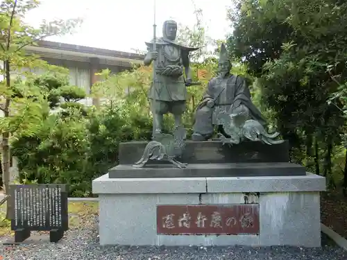 闘鶏神社の像