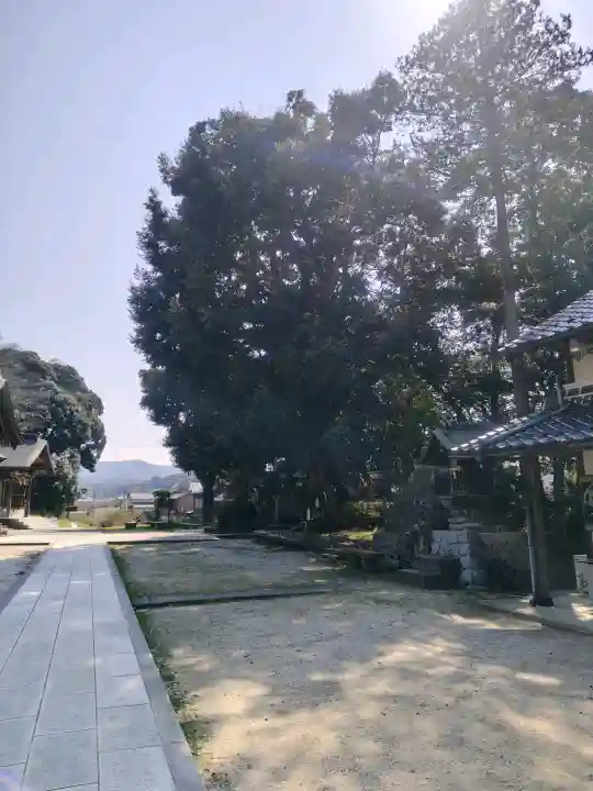 揖夜神社の{uncategorized: "未分類", other: "その他", undefined: "問題あり", building: "その他建物", grave: "お墓", sacred_gate: "鳥居", guardian: "狛犬", statue: "像", buddha: "仏像", history: "歴史", nature: "自然", garden: "庭園", animal: "動物", pagoda: "塔", temizu: "手水舎", mountain_gate: "山門・神門", sanctuary: "本殿・本堂", subordinate: "末社・摂社", art: "芸術", scenery: "景色", jizo: "地蔵", ema: "絵馬", goshuin: "御朱印", omikuji: "おみくじ", items: "授与品その他", amulet: "お守り", goshuincho: "御朱印帳", eats: "食事", festival: "お祭り", votive_dance: "神楽", shichigosan: "七五三参", wedding: "結婚式", experience: "体験その他", initially: "初詣", around: "周辺", anti_infection: "感染症対策"}