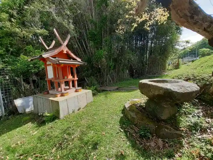 赤乳神社(春日大社境外末社)の{uncategorized: "未分類", other: "その他", undefined: "問題あり", building: "その他建物", grave: "お墓", sacred_gate: "鳥居", guardian: "狛犬", statue: "像", buddha: "仏像", history: "歴史", nature: "自然", garden: "庭園", animal: "動物", pagoda: "塔", temizu: "手水舎", mountain_gate: "山門・神門", sanctuary: "本殿・本堂", subordinate: "末社・摂社", art: "芸術", scenery: "景色", jizo: "地蔵", ema: "絵馬", goshuin: "御朱印", omikuji: "おみくじ", items: "授与品その他", amulet: "お守り", goshuincho: "御朱印帳", eats: "食事", festival: "お祭り", votive_dance: "神楽", shichigosan: "七五三参", wedding: "結婚式", experience: "体験その他", initially: "初詣", around: "周辺", anti_infection: "感染症対策"}