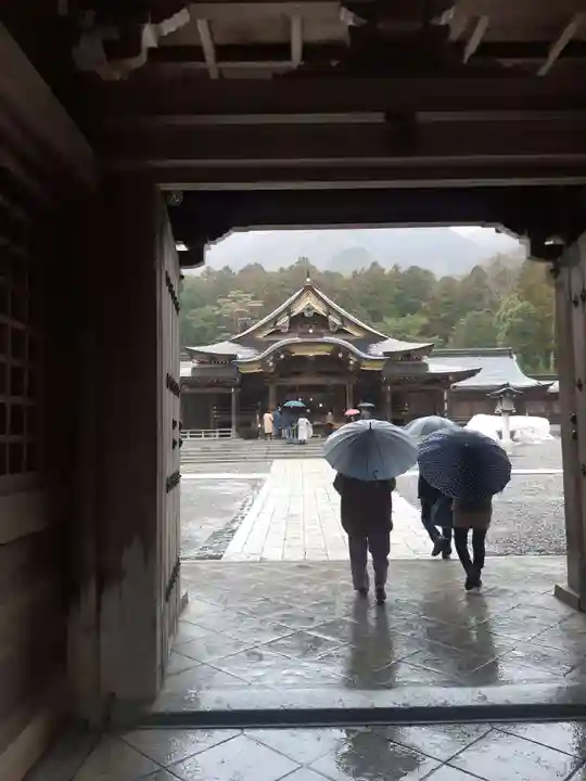 彌彦神社の山門・神門