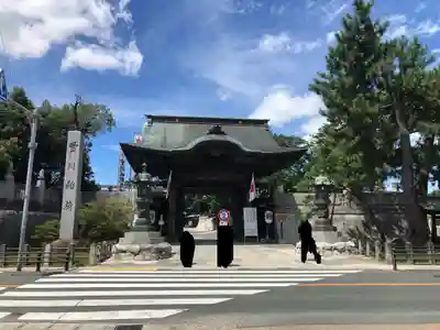 豊川閣　妙厳寺の山門・神門