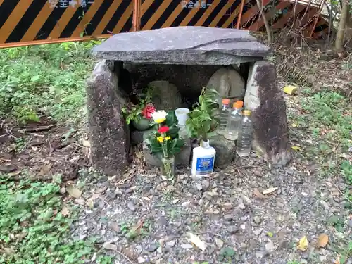 祠、行者像の本殿・本堂