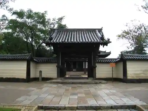 東大寺戒壇院戒壇堂の山門