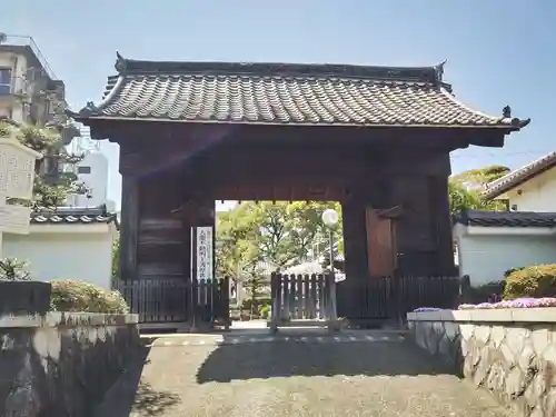 長久寺の山門