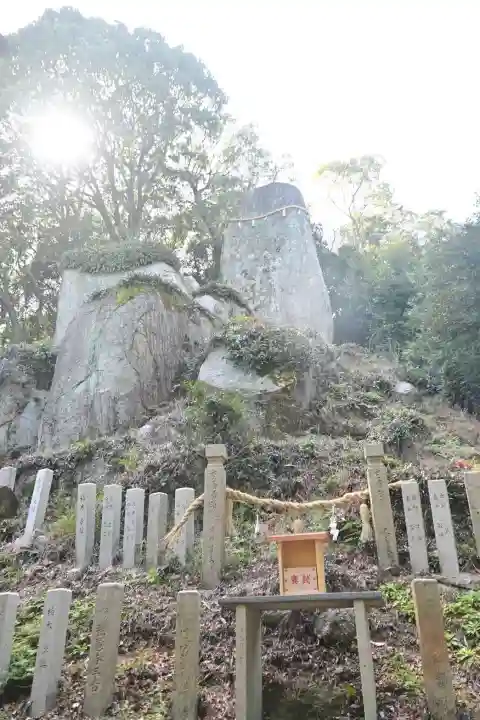 岩上神社の{uncategorized: "未分類", other: "その他", undefined: "問題あり", building: "その他建物", grave: "お墓", sacred_gate: "鳥居", guardian: "狛犬", statue: "像", buddha: "仏像", history: "歴史", nature: "自然", garden: "庭園", animal: "動物", pagoda: "塔", temizu: "手水舎", mountain_gate: "山門・神門", sanctuary: "本殿・本堂", subordinate: "末社・摂社", art: "芸術", scenery: "景色", jizo: "地蔵", ema: "絵馬", goshuin: "御朱印", omikuji: "おみくじ", items: "授与品その他", amulet: "お守り", goshuincho: "御朱印帳", eats: "食事", festival: "お祭り", votive_dance: "神楽", shichigosan: "七五三参", wedding: "結婚式", experience: "体験その他", initially: "初詣", around: "周辺", anti_infection: "感染症対策"}