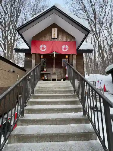 清田稲荷神社の{uncategorized: "未分類", other: "その他", undefined: "問題あり", building: "その他建物", grave: "お墓", sacred_gate: "鳥居", guardian: "狛犬", statue: "像", buddha: "仏像", history: "歴史", nature: "自然", garden: "庭園", animal: "動物", pagoda: "塔", temizu: "手水舎", mountain_gate: "山門・神門", sanctuary: "本殿・本堂", subordinate: "末社・摂社", art: "芸術", scenery: "景色", jizo: "地蔵", ema: "絵馬", goshuin: "御朱印", omikuji: "おみくじ", items: "授与品その他", amulet: "お守り", goshuincho: "御朱印帳", eats: "食事", festival: "お祭り", votive_dance: "神楽", shichigosan: "七五三参", wedding: "結婚式", experience: "体験その他", initially: "初詣", around: "周辺", anti_infection: "感染症対策"}