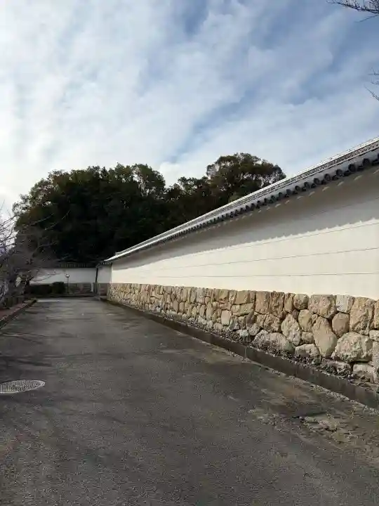 勧修寺の{uncategorized: "未分類", other: "その他", undefined: "問題あり", building: "その他建物", grave: "お墓", sacred_gate: "鳥居", guardian: "狛犬", statue: "像", buddha: "仏像", history: "歴史", nature: "自然", garden: "庭園", animal: "動物", pagoda: "塔", temizu: "手水舎", mountain_gate: "山門・神門", sanctuary: "本殿・本堂", subordinate: "末社・摂社", art: "芸術", scenery: "景色", jizo: "地蔵", ema: "絵馬", goshuin: "御朱印", omikuji: "おみくじ", items: "授与品その他", amulet: "お守り", goshuincho: "御朱印帳", eats: "食事", festival: "お祭り", votive_dance: "神楽", shichigosan: "七五三参", wedding: "結婚式", experience: "体験その他", initially: "初詣", around: "周辺", anti_infection: "感染症対策"}