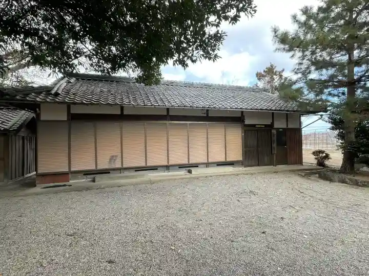 奈々美神社の{uncategorized: "未分類", other: "その他", undefined: "問題あり", building: "その他建物", grave: "お墓", sacred_gate: "鳥居", guardian: "狛犬", statue: "像", buddha: "仏像", history: "歴史", nature: "自然", garden: "庭園", animal: "動物", pagoda: "塔", temizu: "手水舎", mountain_gate: "山門・神門", sanctuary: "本殿・本堂", subordinate: "末社・摂社", art: "芸術", scenery: "景色", jizo: "地蔵", ema: "絵馬", goshuin: "御朱印", omikuji: "おみくじ", items: "授与品その他", amulet: "お守り", goshuincho: "御朱印帳", eats: "食事", festival: "お祭り", votive_dance: "神楽", shichigosan: "七五三参", wedding: "結婚式", experience: "体験その他", initially: "初詣", around: "周辺", anti_infection: "感染症対策"}