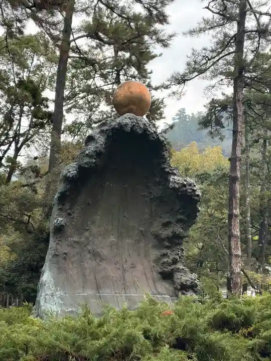 出雲大社の{uncategorized: "未分類", other: "その他", undefined: "問題あり", building: "その他建物", grave: "お墓", sacred_gate: "鳥居", guardian: "狛犬", statue: "像", buddha: "仏像", history: "歴史", nature: "自然", garden: "庭園", animal: "動物", pagoda: "塔", temizu: "手水舎", mountain_gate: "山門・神門", sanctuary: "本殿・本堂", subordinate: "末社・摂社", art: "芸術", scenery: "景色", jizo: "地蔵", ema: "絵馬", goshuin: "御朱印", omikuji: "おみくじ", items: "授与品その他", amulet: "お守り", goshuincho: "御朱印帳", eats: "食事", festival: "お祭り", votive_dance: "神楽", shichigosan: "七五三参", wedding: "結婚式", experience: "体験その他", initially: "初詣", around: "周辺", anti_infection: "感染症対策"}