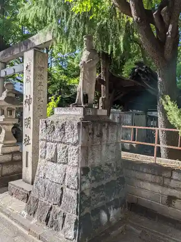 神明社の像