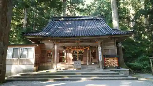 雄山神社中宮祈願殿の本殿・本堂