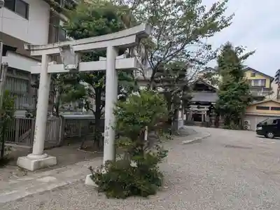 被官稲荷神社の鳥居