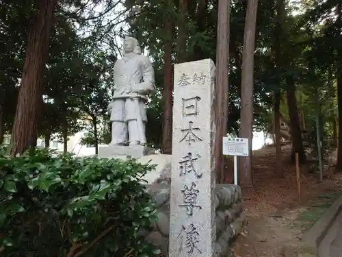 草薙神社の像