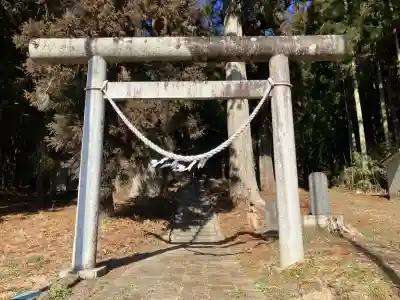 下永野熊野神社の{uncategorized: "未分類", other: "その他", undefined: "問題あり", building: "その他建物", grave: "お墓", sacred_gate: "鳥居", guardian: "狛犬", statue: "像", buddha: "仏像", history: "歴史", nature: "自然", garden: "庭園", animal: "動物", pagoda: "塔", temizu: "手水舎", mountain_gate: "山門・神門", sanctuary: "本殿・本堂", subordinate: "末社・摂社", art: "芸術", scenery: "景色", jizo: "地蔵", ema: "絵馬", goshuin: "御朱印", omikuji: "おみくじ", items: "授与品その他", amulet: "お守り", goshuincho: "御朱印帳", eats: "食事", festival: "お祭り", votive_dance: "神楽", shichigosan: "七五三参", wedding: "結婚式", experience: "体験その他", initially: "初詣", around: "周辺", anti_infection: "感染症対策"}