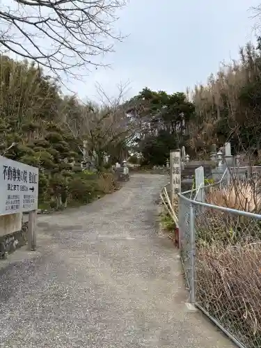 大聖院(高塚不動尊)の{uncategorized: "未分類", other: "その他", undefined: "問題あり", building: "その他建物", grave: "お墓", sacred_gate: "鳥居", guardian: "狛犬", statue: "像", buddha: "仏像", history: "歴史", nature: "自然", garden: "庭園", animal: "動物", pagoda: "塔", temizu: "手水舎", mountain_gate: "山門・神門", sanctuary: "本殿・本堂", subordinate: "末社・摂社", art: "芸術", scenery: "景色", jizo: "地蔵", ema: "絵馬", goshuin: "御朱印", omikuji: "おみくじ", items: "授与品その他", amulet: "お守り", goshuincho: "御朱印帳", eats: "食事", festival: "お祭り", votive_dance: "神楽", shichigosan: "七五三参", wedding: "結婚式", experience: "体験その他", initially: "初詣", around: "周辺", anti_infection: "感染症対策"}