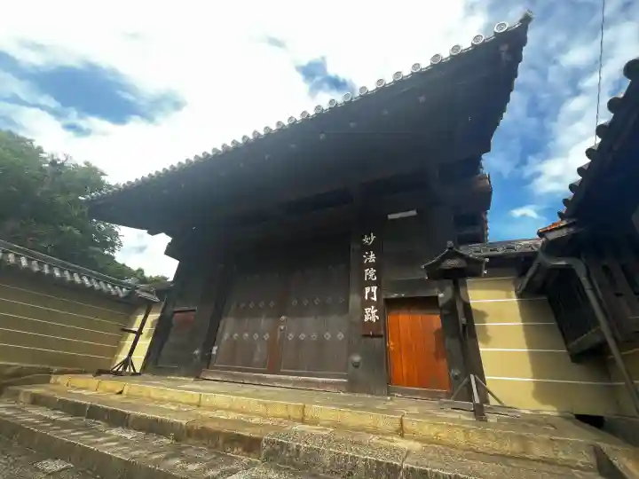 三十三間堂本坊 妙法院門跡の{uncategorized: "未分類", other: "その他", undefined: "問題あり", building: "その他建物", grave: "お墓", sacred_gate: "鳥居", guardian: "狛犬", statue: "像", buddha: "仏像", history: "歴史", nature: "自然", garden: "庭園", animal: "動物", pagoda: "塔", temizu: "手水舎", mountain_gate: "山門・神門", sanctuary: "本殿・本堂", subordinate: "末社・摂社", art: "芸術", scenery: "景色", jizo: "地蔵", ema: "絵馬", goshuin: "御朱印", omikuji: "おみくじ", items: "授与品その他", amulet: "お守り", goshuincho: "御朱印帳", eats: "食事", festival: "お祭り", votive_dance: "神楽", shichigosan: "七五三参", wedding: "結婚式", experience: "体験その他", initially: "初詣", around: "周辺", anti_infection: "感染症対策"}